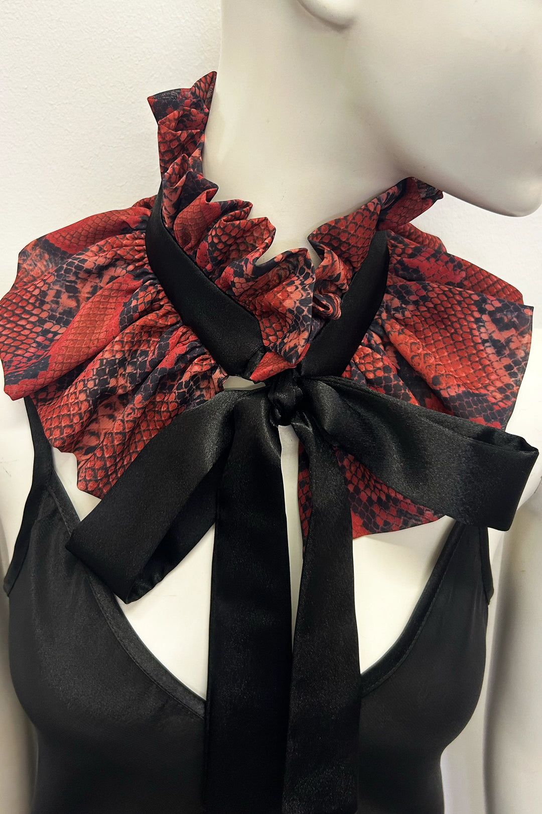Estelle Frill Tie Collar