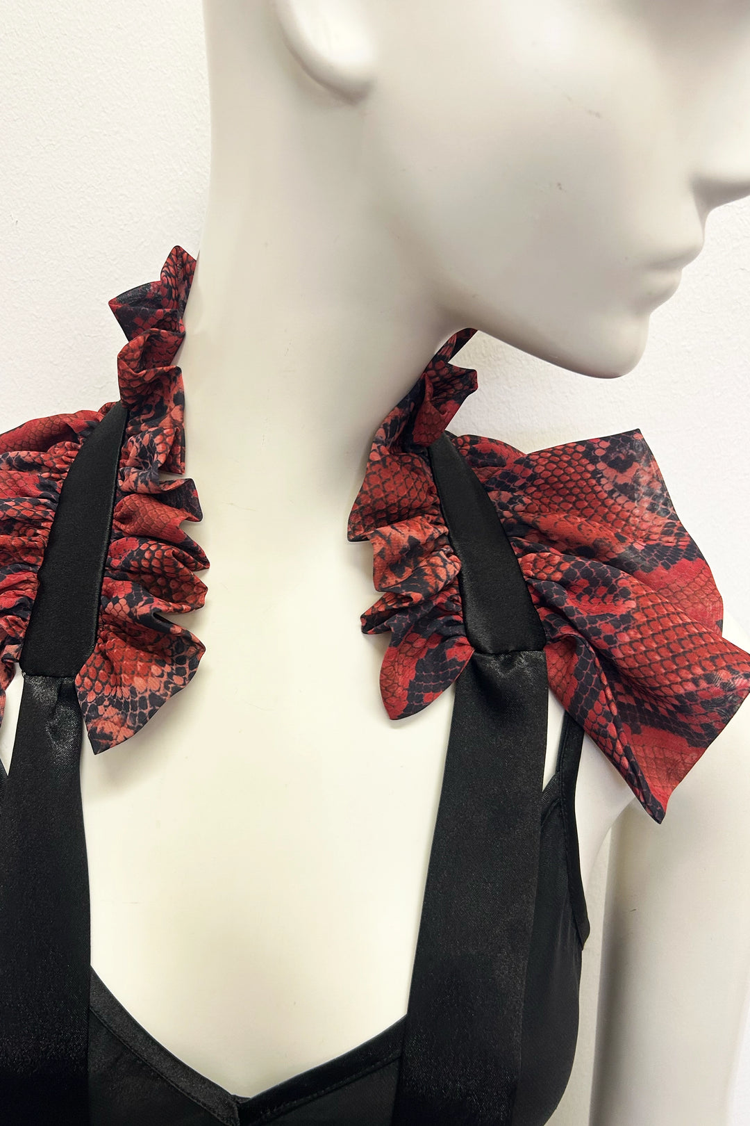 Estelle Frill Tie Collar